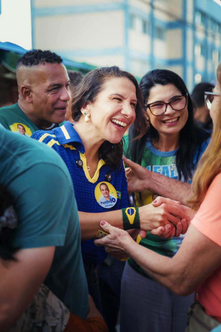 Maguinha Malta cumprimentando apoiadores em uma feira do Espírito Santo